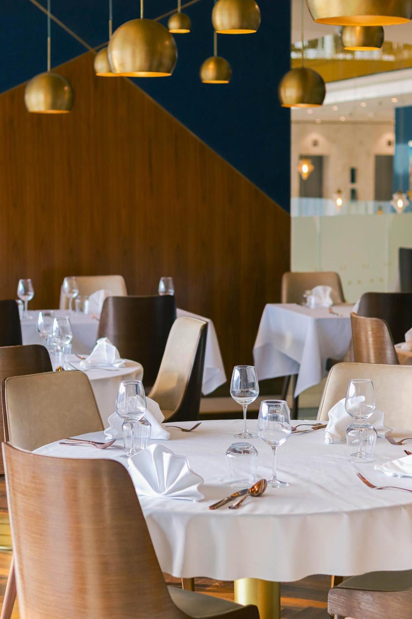 Swissotel Sarajevo Bagian luar foto Restaurant interior