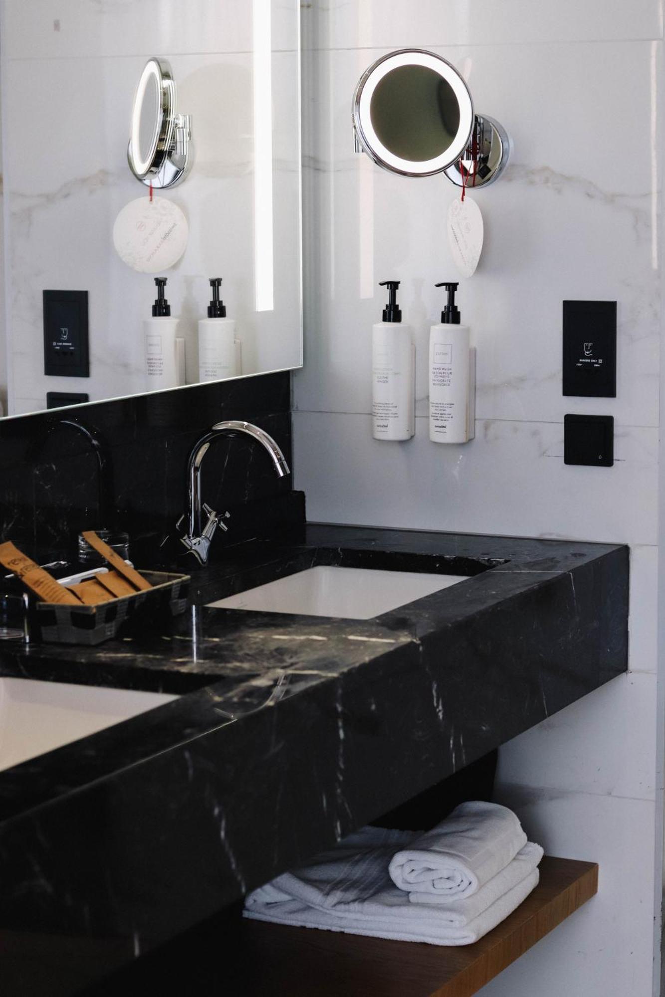 Swissotel Sarajevo Bagian luar foto A bathroom with a built-in sink