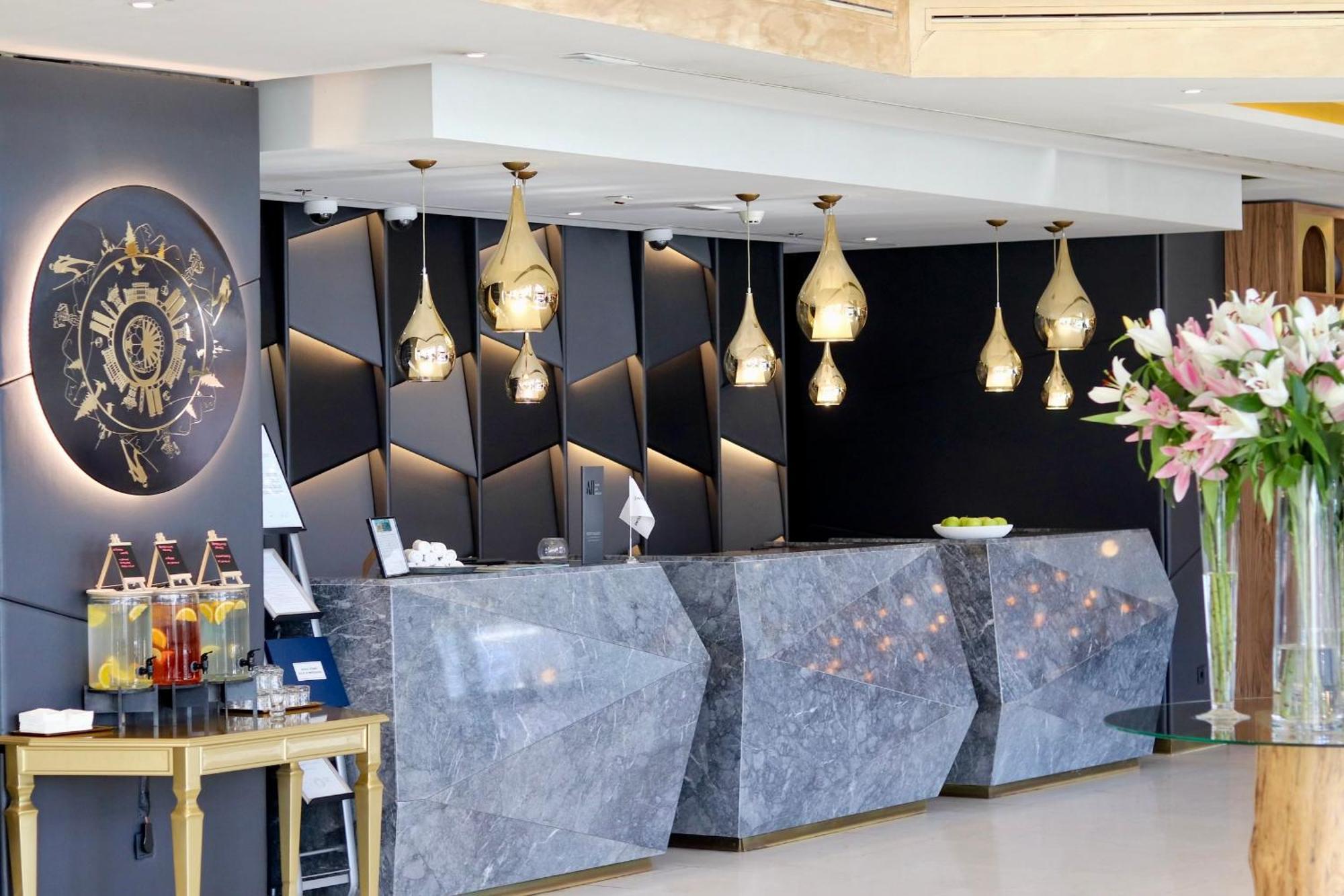 Swissotel Sarajevo Bagian luar foto The reception area of the hotel