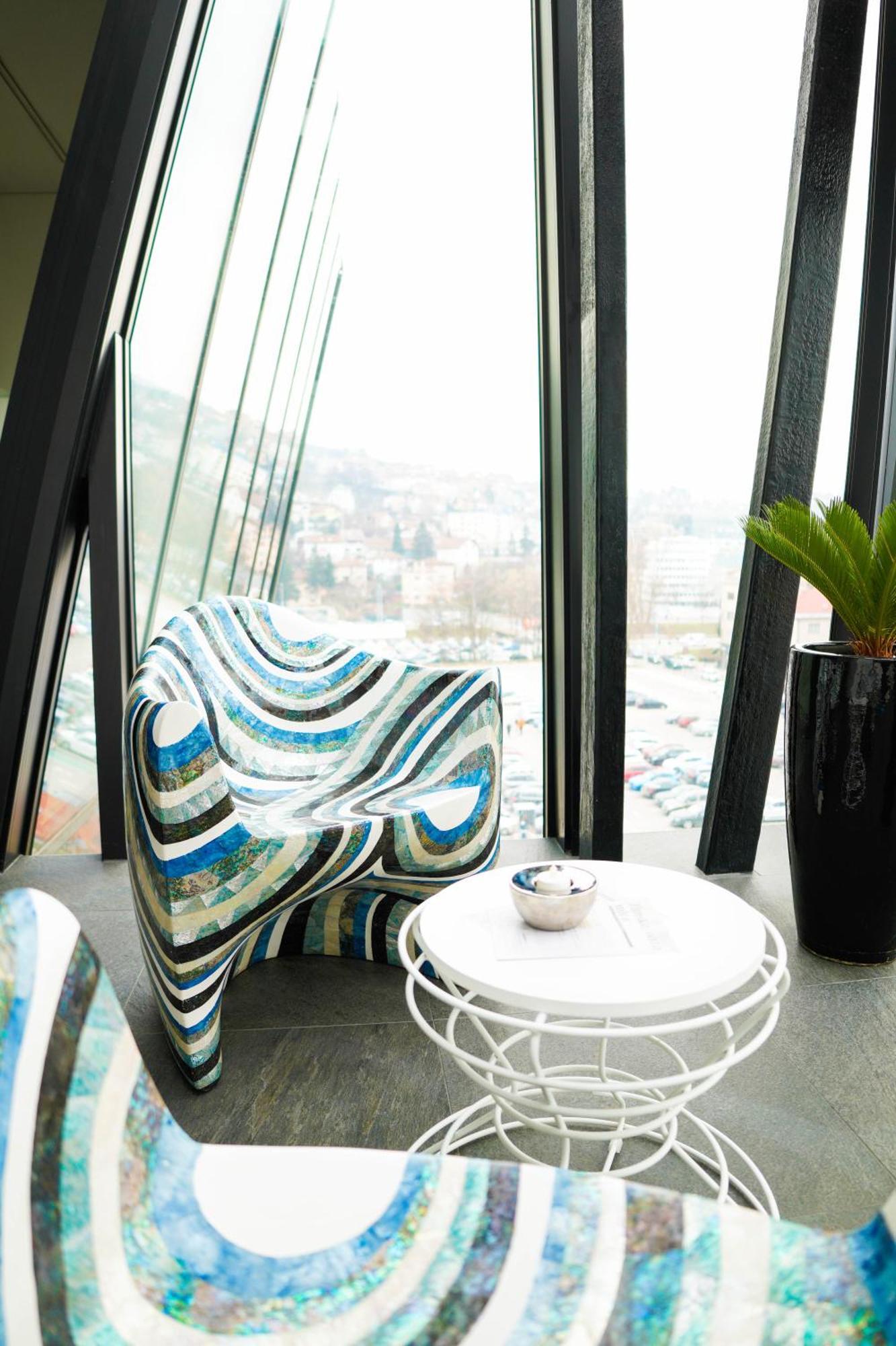 Swissotel Sarajevo Bagian luar foto Chair by Karman