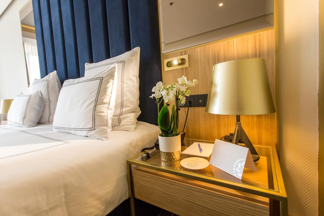 Swissotel Sarajevo Bagian luar foto A bedside table