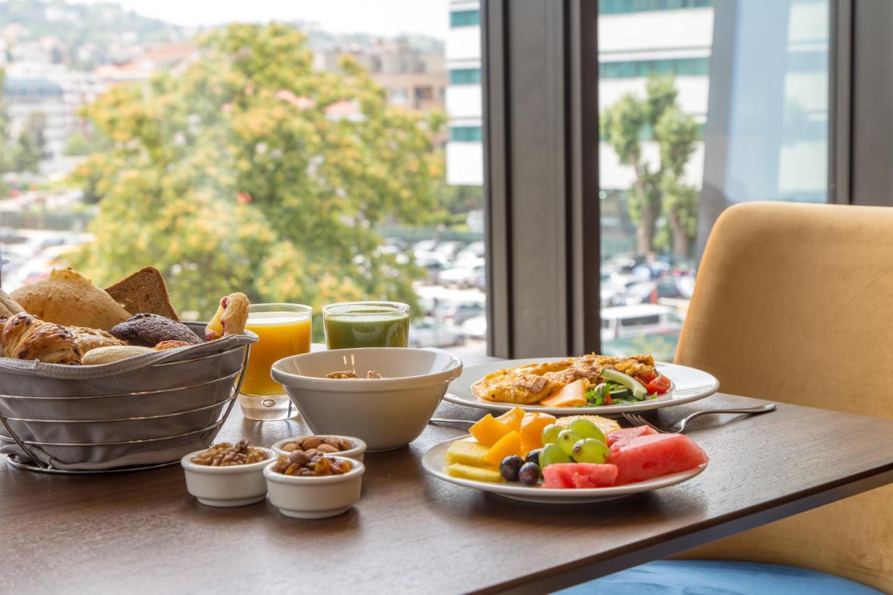 Swissotel Sarajevo Bagian luar foto Breakfast at the hotel