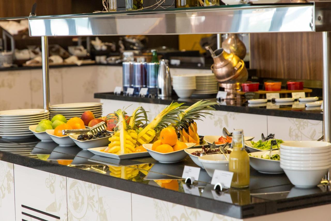 Swissotel Sarajevo Bagian luar foto A buffet at a hotel